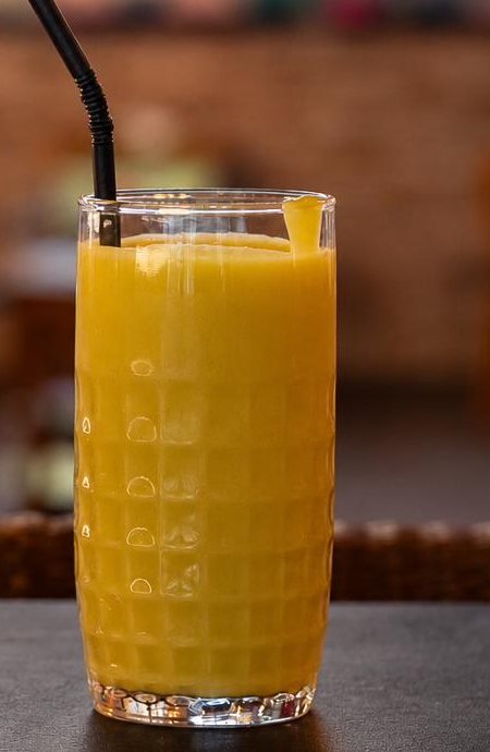 Een mango lassi in ons restaurant